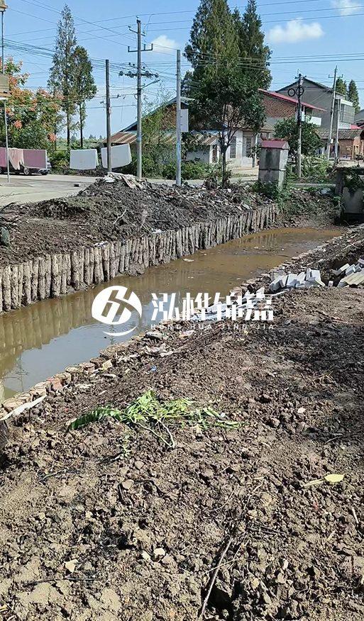 打樁木樁為什么要一根根挨著打？100米河堤需要打多少根木樁？