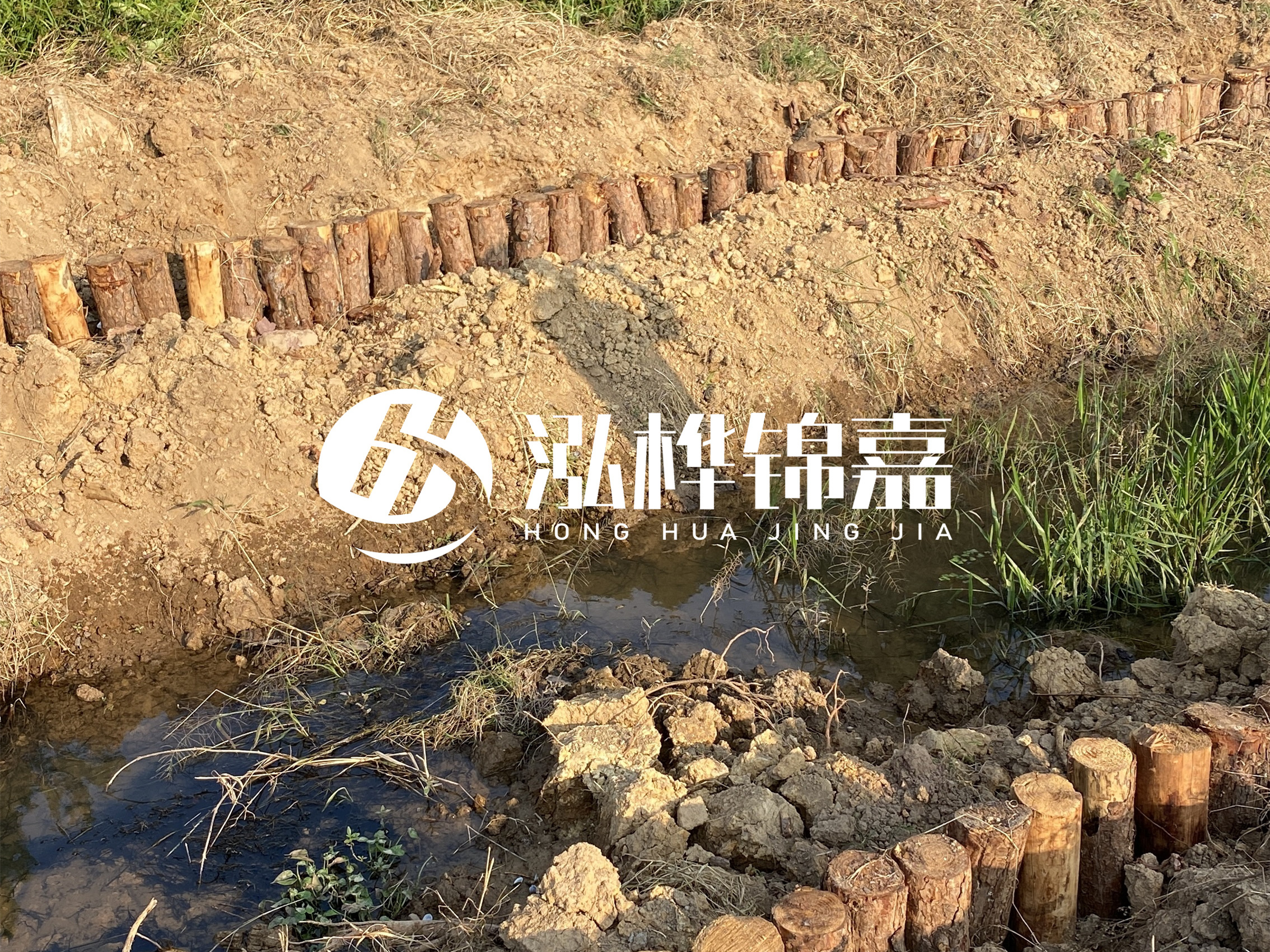 防汛木樁價格中的施工費如何計算？水下打樁和陸地打樁費用差異？