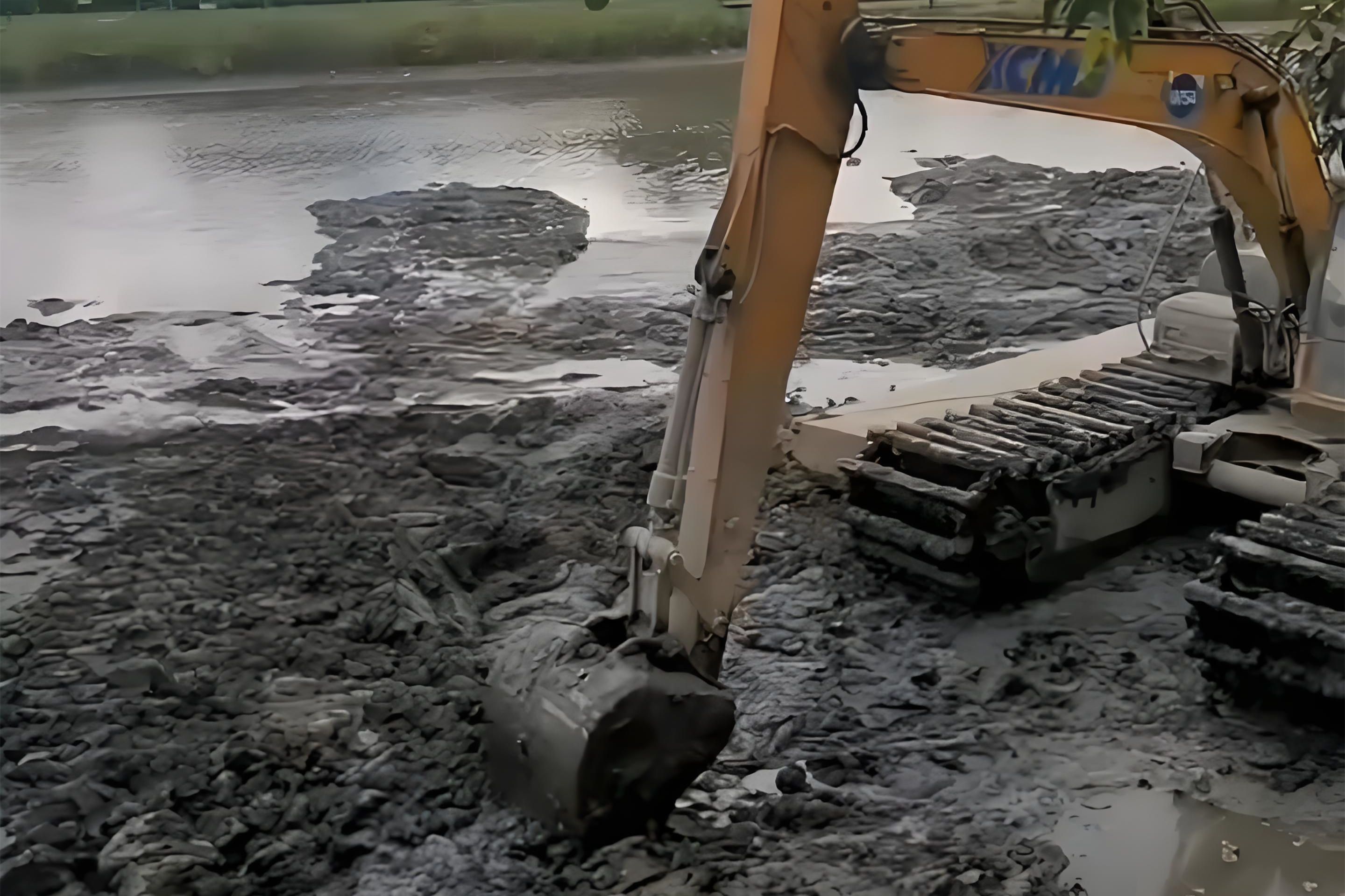 江西水挖清淤團(tuán)隊(duì)泓樺錦嘉-水上挖機(jī)清淤要避開(kāi)汛期嗎？