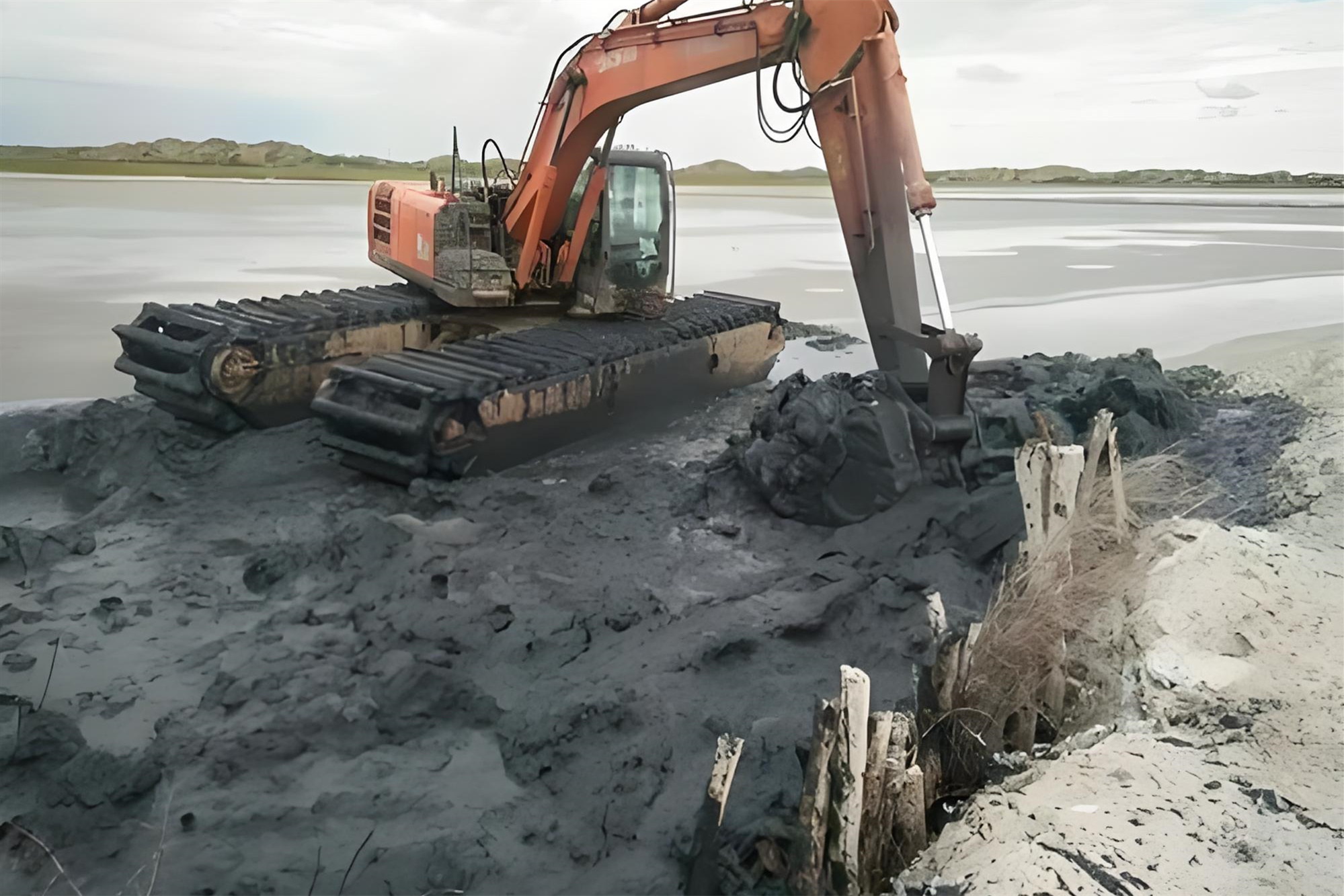 淮南水挖清淤團(tuán)隊(duì)泓樺錦嘉 - 小型水挖清淤適合鄉(xiāng)村溝渠作業(yè)嗎？