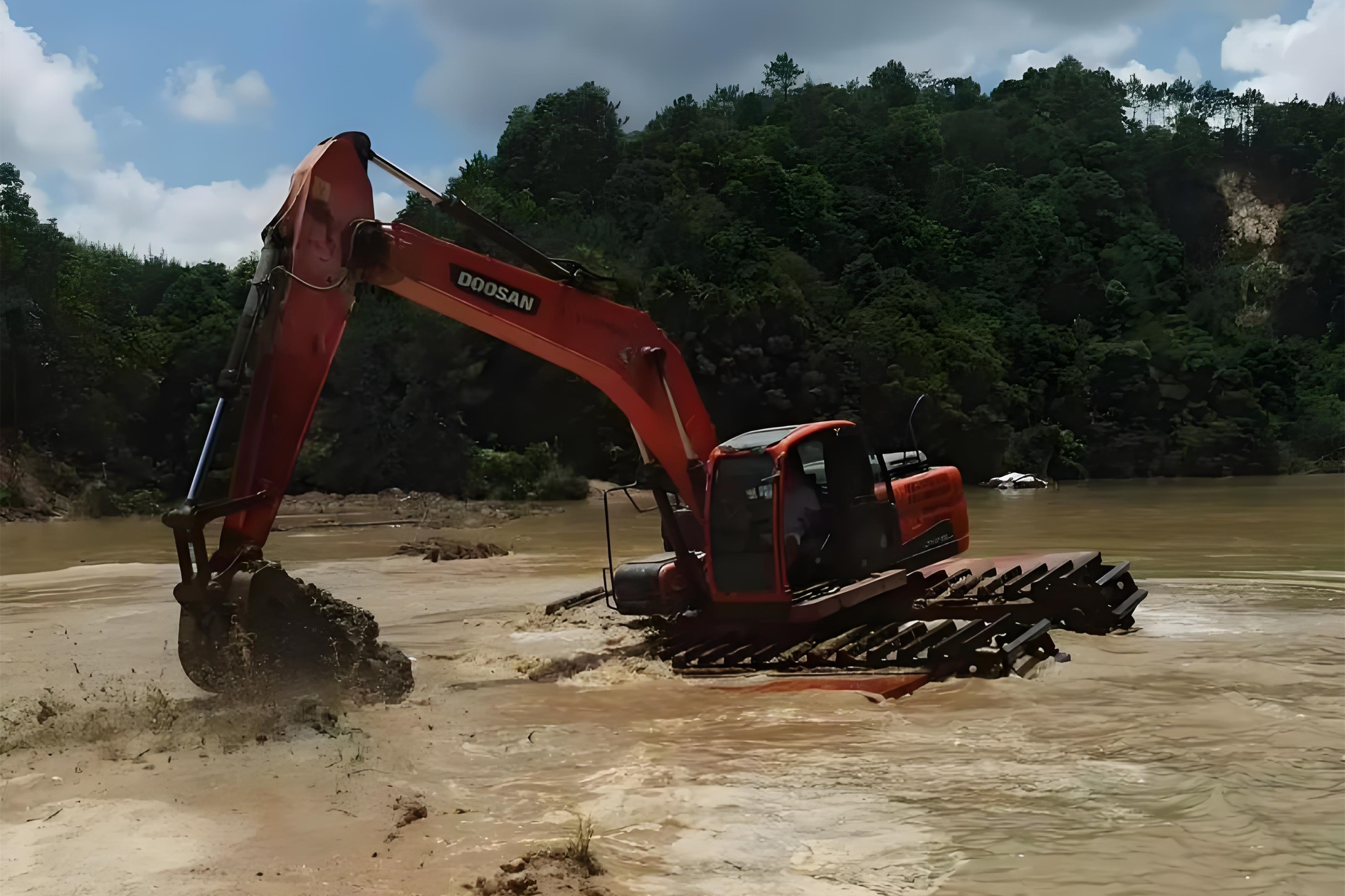 浙江杭州挖機清淤施工隊-沼澤地清淤需要先排水嗎？