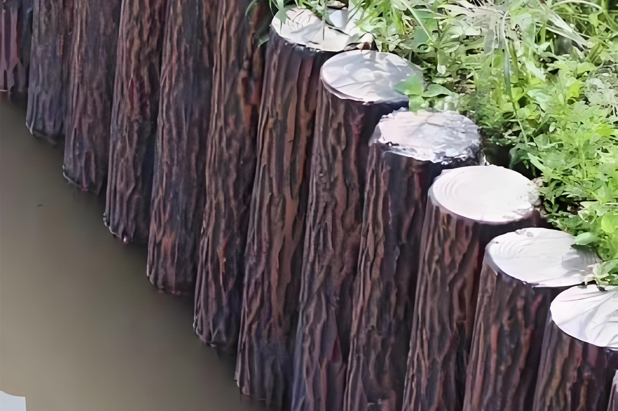 水泥樁批發(fā)廠家泓樺錦嘉-水泥仿木樁的顏色會(huì)褪色嗎？