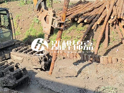 松木樁廠家泓樺錦嘉-原木松木樁的采購(gòu)注意事項(xiàng)？