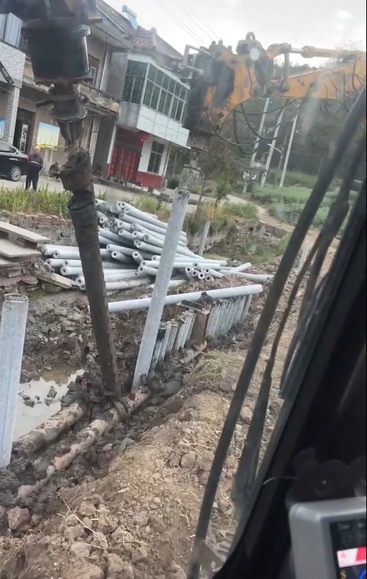 水泥仿木樁廠家泓樺錦嘉-水泥樁打樁是否需要預(yù)鉆孔？