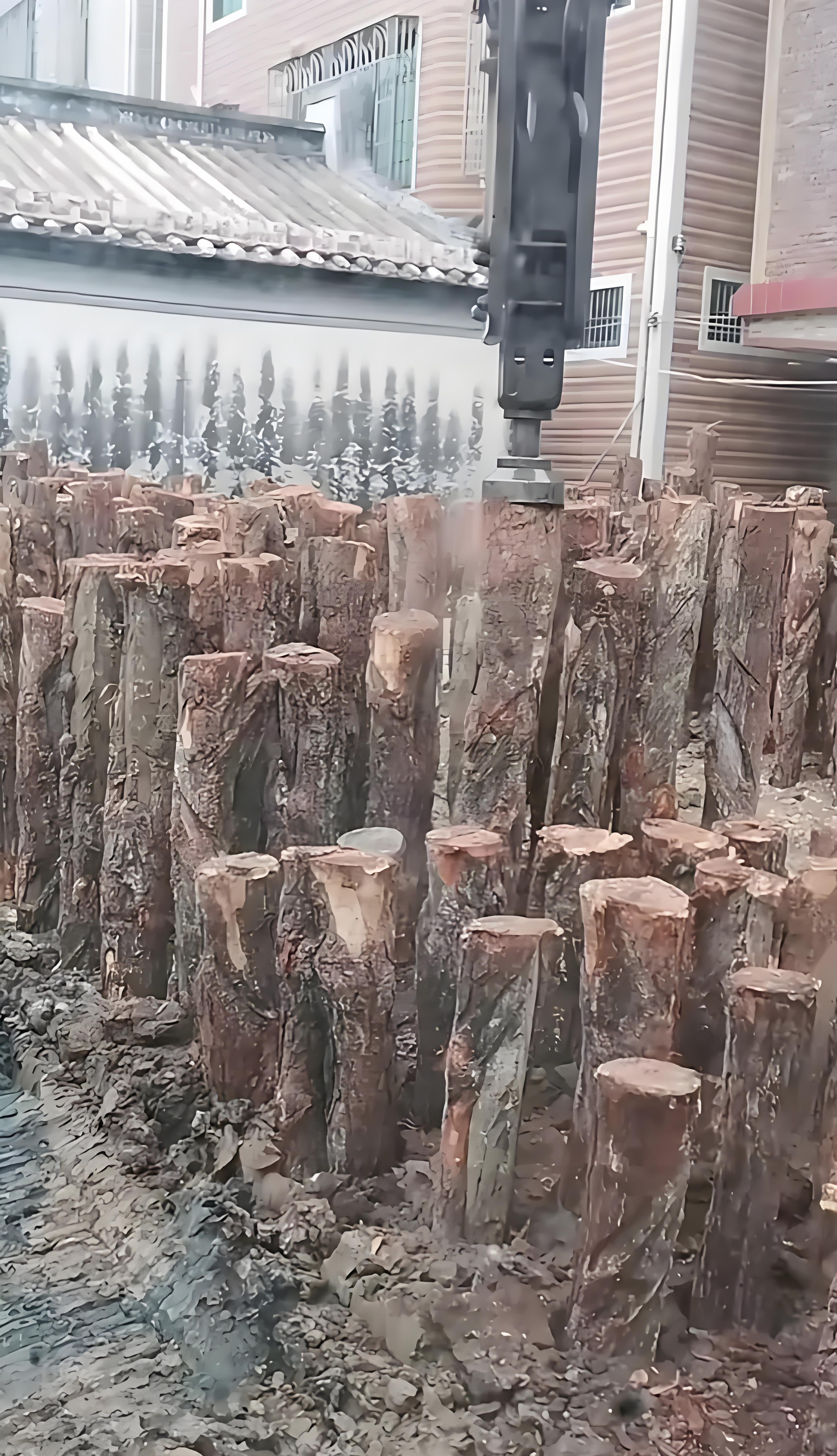 松木樁廠家泓樺錦嘉 - 河道駁岸樁和混凝土駁岸哪個(gè)更劃算？